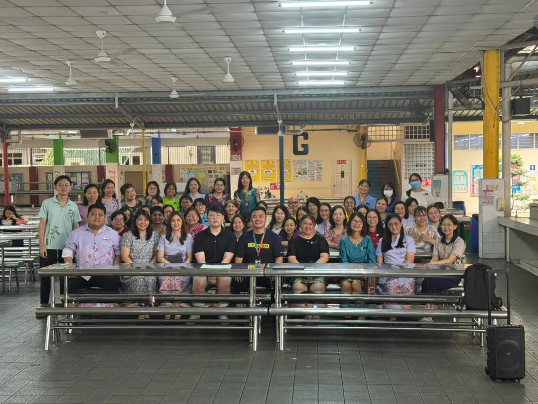 Large group of students and teachers gathered in the SJK(C) Han Ming school hall