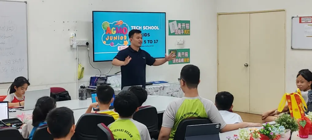 Agmo Junior trainer presenting to teachers during the smart farming system training